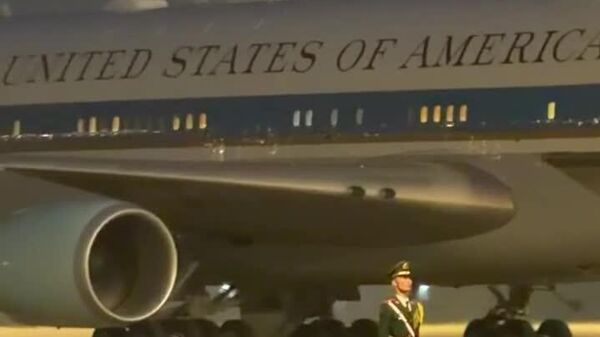 Stone-Still Beside Roaring Engines: Chinese Guard Holds Perfect Stance During Trump Arrival - Sputnik Africa