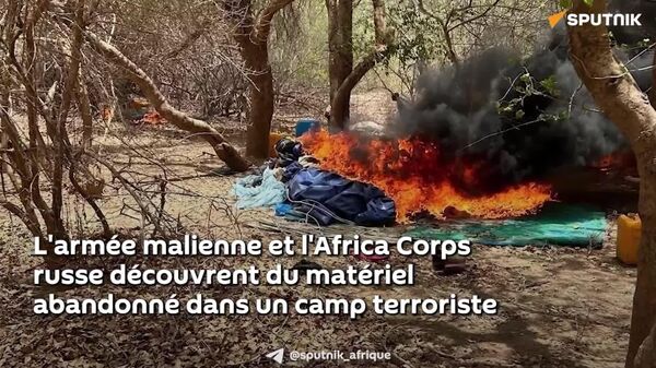 L'armée malienne et l'Africa Corps russe découvrent du matériel dans un camp terroriste - Sputnik Afrique
