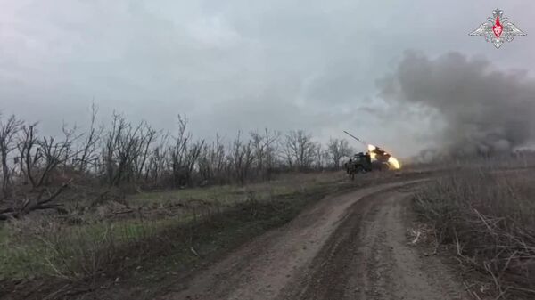 Un lance-roquettes multiples russe Grad a attaqué un bastion et des militaires ukrainiens - Sputnik Afrique