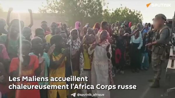 Les Maliens accueillent chaleureusement une patrouille de l'Africa Corps russe - Sputnik Afrique
