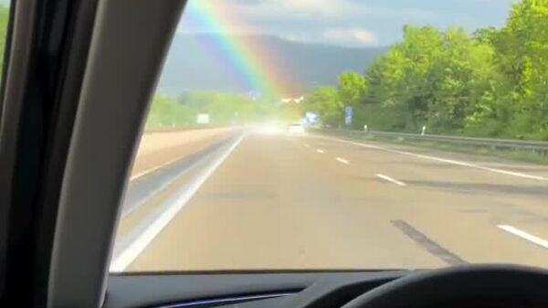 L'extrémité d'un arc-en-ciel sur une autoroute a été attrapée par une Allemande - Sputnik Afrique