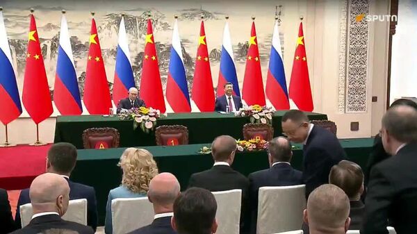 Vladimir Poutine et Xi Jinping signent des documents après leurs négociations à Pékin - VIDÉO INTÉGRALE - Sputnik Afrique