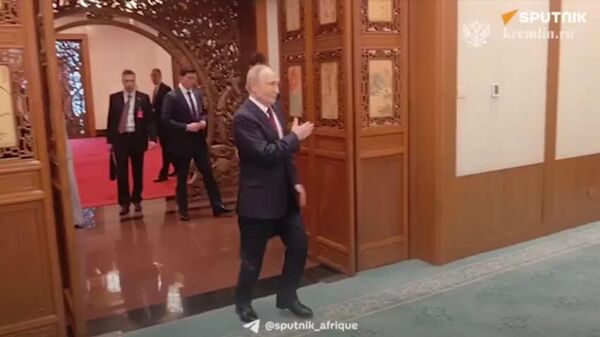 Poutine serre la main d'un Chinois qu'il avait rencontré il y a 25 ans - Sputnik Afrique