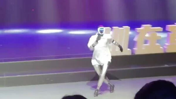 Le robot voulait danser comme Michael Jackson, mais il a échoué en plein spectacle en Chine - Sputnik Afrique