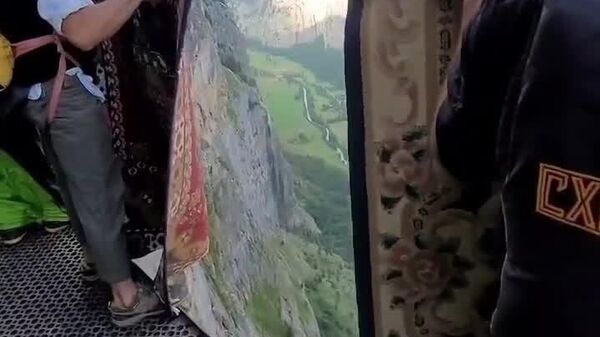 Attention à Aladdin! Il survole déjà les Alpes suisses sur son tapis volant avec ses frères - Sputnik Afrique
