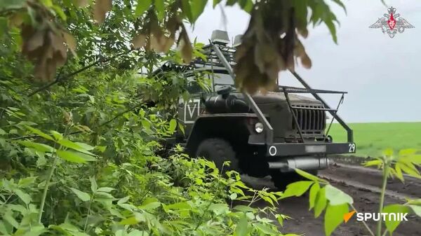 Un LRM russe Grad anéantit un point d'appui de l'armée ukrainienne - Sputnik Afrique