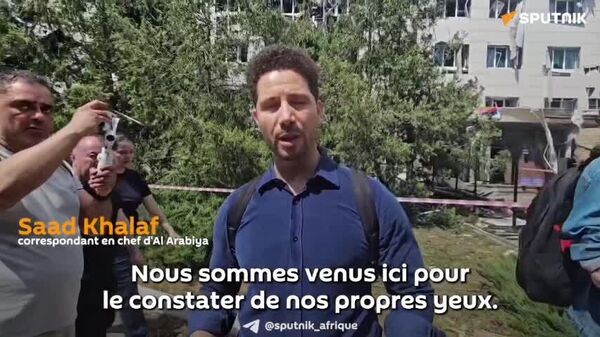 Je vois que c'est un bâtiment civil: des journalistes étrangers constatent les dégâts à Starobelsk - Sputnik Afrique