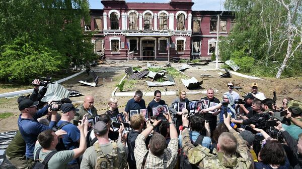 Frappe de Kiev contre un collège du Donbass: les opérations de secours ont été interrompues 15 fois par de nouvelles attaques - Commissaire aux droits de l'homme - Sputnik Afrique