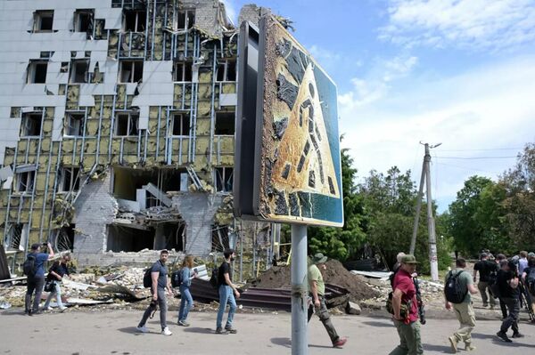 Foreign Journalists Come Face to Face With Starobelsk Tragedy - Sputnik Africa