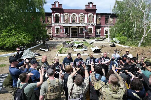 Foreign Journalists Come Face to Face With Starobelsk Tragedy - Sputnik Africa