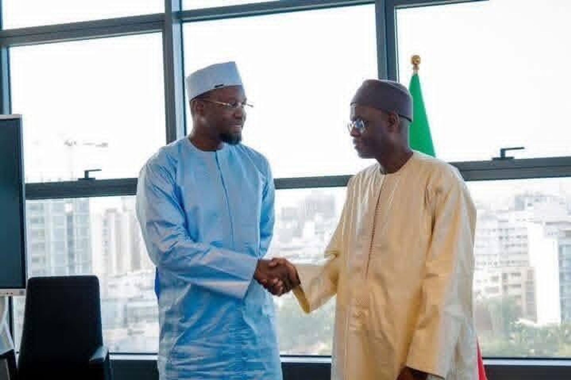 Passation de service officielle à la Primature entre le Premier ministre sortant, Ousmane Sonko, et son successeur, Ahmadou Al Aminou Lô - Sputnik Afrique, 1920, 30.05.2026