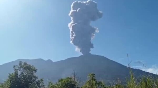 Le volcan Marapi est entré en éruption en Indonésie, projetant une colonne de cendres à près de 2 km d'altitude - Sputnik Afrique