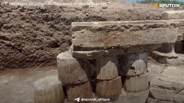 Les ruines d'un ancien temple et une tête de statue découvertes en Égypte - Sputnik Afrique