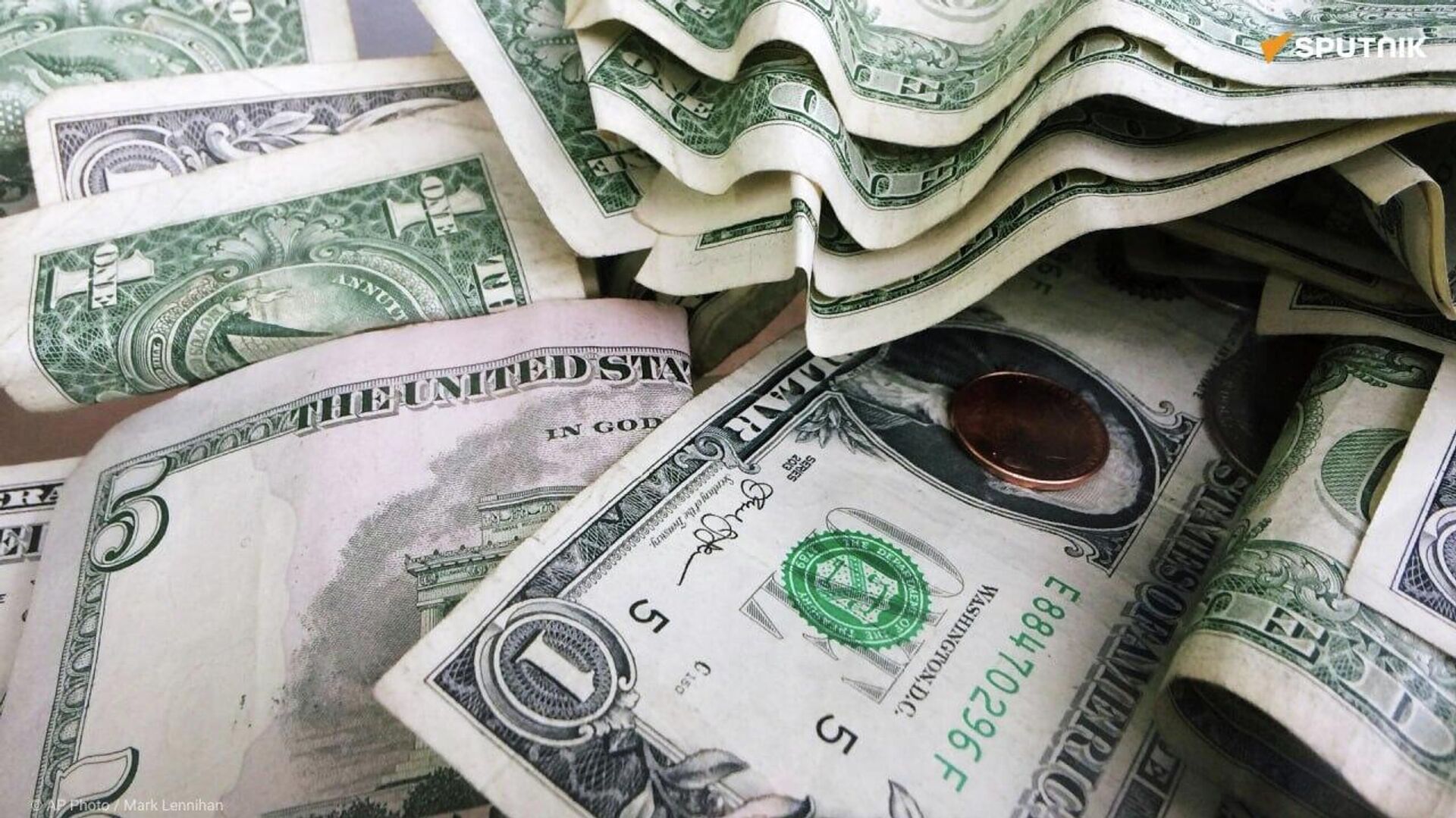 Bye-bye, le dollar? Le système centré sur le billet vert appartiendra bientôt au passé, selon des économistes Bye-bye, le dollar? Le système centré sur le billet vert appartiendra bientôt au passé, selon des économistes - Sputnik Afrique, 1920, 01.06.2026