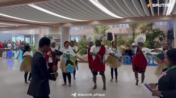 Danses, vêtements traditionnels et cadeaux: découvrez l'ambiance chaleureuse de la visite de la Présidente tanzanienne à l'Université russe de l'Amitié des peuples - Sputnik Afrique