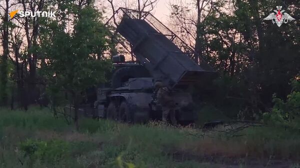 Russian BM-21 Grad MLRS Inflicts Fire Damage on Ukrainian Stronghold in DPR: MoD - Sputnik Africa
