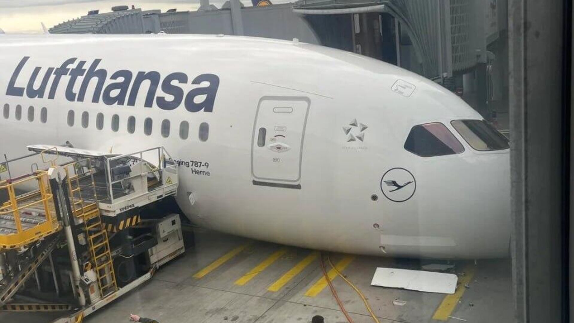 Un avion de Lufthansa s'est affaissé sur le tarmac de l'aéroport de Francfort Un avion de Lufthansa s'est affaissé sur le tarmac de l'aéroport de Francfort - Sputnik Afrique, 1920, 04.06.2026