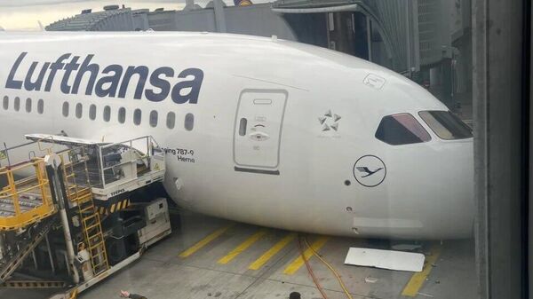 Un avion de Lufthansa s'est affaissé sur le tarmac de l'aéroport de Francfort - Sputnik Afrique
