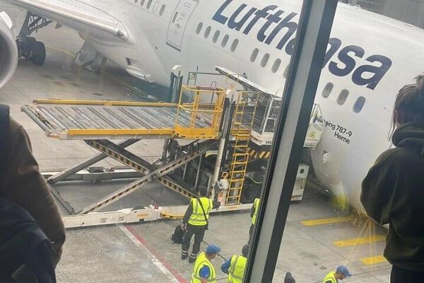 Un avion de Lufthansa s'est affaissé sur le tarmac de l'aéroport de Francfort Un avion de Lufthansa s'est affaissé sur le tarmac de l'aéroport de Francfort - Sputnik Afrique