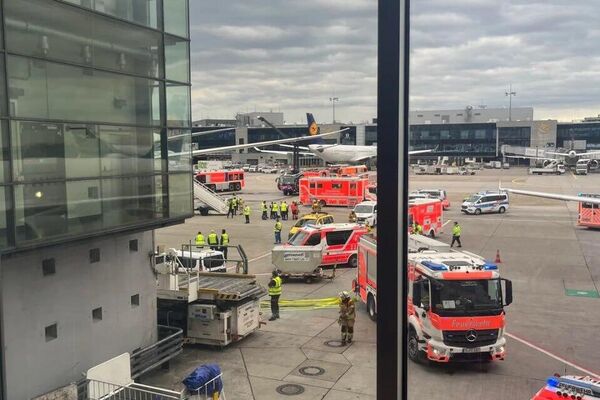Un avion de Lufthansa s'est affaissé sur le tarmac de l'aéroport de Francfort Un avion de Lufthansa s'est affaissé sur le tarmac de l'aéroport de Francfort - Sputnik Afrique