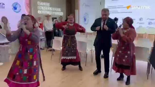 Le tube Sigma Boy, précédemment accusé d'être un outil de la guerre de l'information russe, interprété avec brio au SPIEF 2026 - Sputnik Afrique