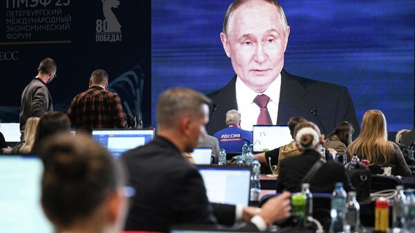 Vladimir Poutine et Samia Suluhu Hassan interviennent à la séance plénière du SPIEF 2026 - Sputnik Afrique