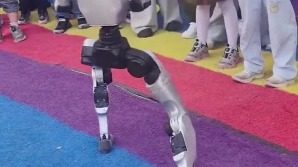 La révolte des machines est-elle en marche? Un robot portant une perruque de clown a heurté un garçon en Chine - Sputnik Afrique