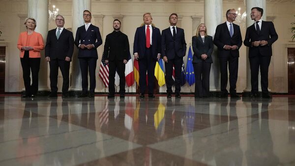 European Commission President Ursula von der Leyen, from left, British Prime Minister Keir Starmer, Finland's President Alexander Stubb, Ukraine's Volodymyr Zelensky, President Donald Trump, France's President Emmanuel Macron, Italy's Prime Minister Giorgia Meloni, Germany's Chancellor Friedrich Merz and NATO Secretary General Mark Rutte pose for a group photo in the Grand Foyer of the White House, Monday, Aug. 18, 2025, in Washington.  - Sputnik Afrique