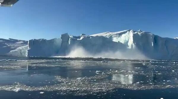 Une spectaculaire vidéo de l'effondrement d'un glacier au Groenland fait le tour des réseaux sociaux - Sputnik Afrique