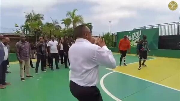 Malagasy President Michael Randrianirina Tries His Hand at Basketball - Sputnik Africa