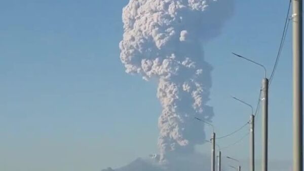 Un volcan a projeté une colonne de cendres atteignant 12 km de hauteur dans l'Extrême-Orient russe - Sputnik Afrique