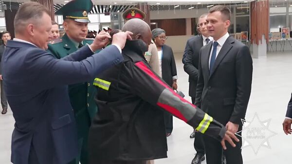 Suiting Up for Safety: Ghana’s President Tests Belarusian Rescue Gear - Sputnik Africa