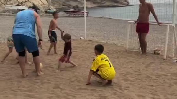 Quand Ovechkin joue au foot contre Dziouba sur le sable - Sputnik Afrique