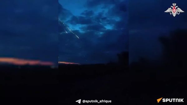 Un lance-roquettes multiples lourd TOS-1A Solntsepek a éliminé des troupes ukrainiennes - Sputnik Afrique