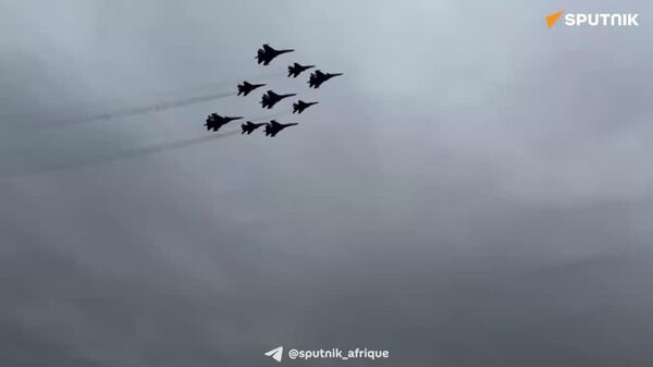 Les équipes de voltige aérienne russes Russkie Vitiazi (Preux russes) et Striji (Martinets) embrasent le ciel au salon international de la défense maritime Flotte-2026 - Sputnik Afrique