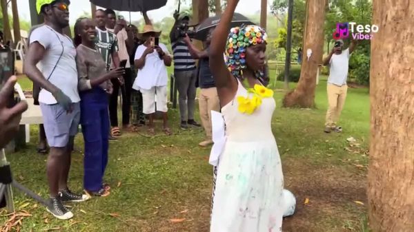 Ugandan Woman Circles a Tree for 100 Hours to Champion Forest Preservation: Reports - Sputnik Africa