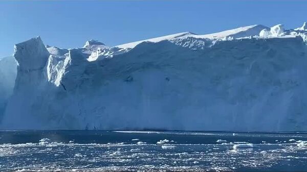 Quand toute une montagne de neige commence à s'écrouler: le plus grand iceberg de ces dernières années s'est effondré au Groenland, déclenchant une vague géante - Sputnik Afrique