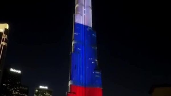 À Dubaï, la majestueuse tour Burj Khalifa se pare des couleurs de la Russie À Dubaï, la majestueuse tour Burj Khalifa se pare des couleurs de la Russie - Sputnik Afrique