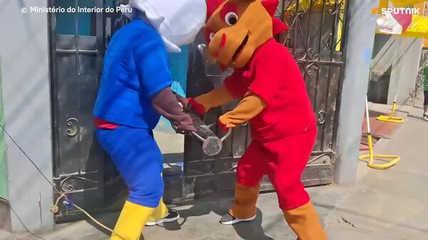 Des policiers péruviens déguisés en mascottes de la Coupe du monde ont arrêté un trafiquant de drogue dans la capitale - Sputnik Afrique