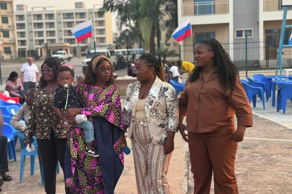 Un drapeau russe de 100 m² a été déployé à Brazzaville à l'occasion de la Journée de la Russie Un drapeau russe de 100 m² a été déployé à Brazzaville à l'occasion de la Journée de la Russie - Sputnik Afrique