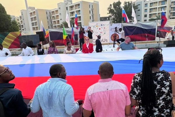 Un drapeau russe de 100 m² a été déployé à Brazzaville à l'occasion de la Journée de la Russie Un drapeau russe de 100 m² a été déployé à Brazzaville à l'occasion de la Journée de la Russie - Sputnik Afrique