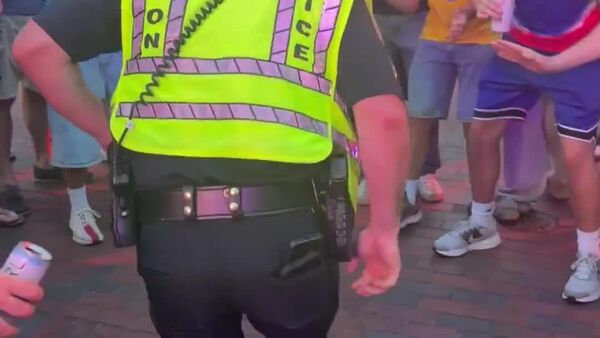 Un policier offre un mini-spectacle lors du FIFA Fan Fest à Boston, aux États-Unis - Sputnik Afrique