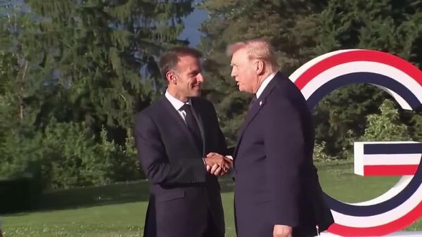 Macron-Trump Handshake Chronicles Continue - Sputnik Africa