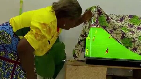 Une supportrice était trop stressée pour regarder le match Ghana–Panama - Sputnik Afrique