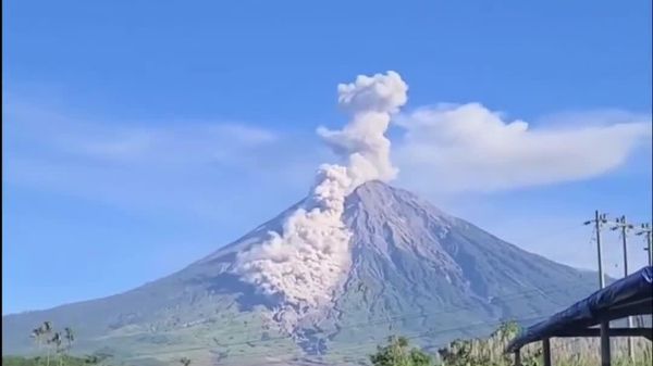 Mount Semeru Roars: 1,000-Meter Ash Plume Erupts in East Java - Sputnik Africa