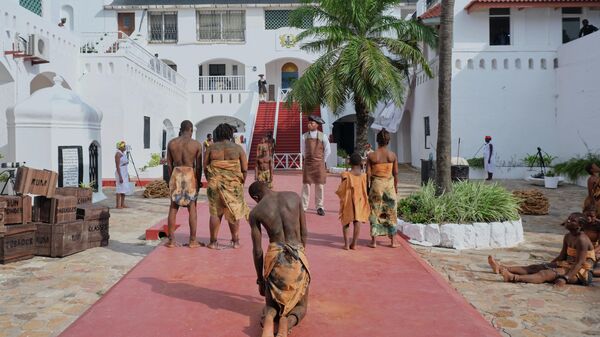 Des participants de l'École des arts du spectacle de l'Université du Ghana recréent une scène de la traite des esclaves au château de Christiansbo. - Sputnik Afrique