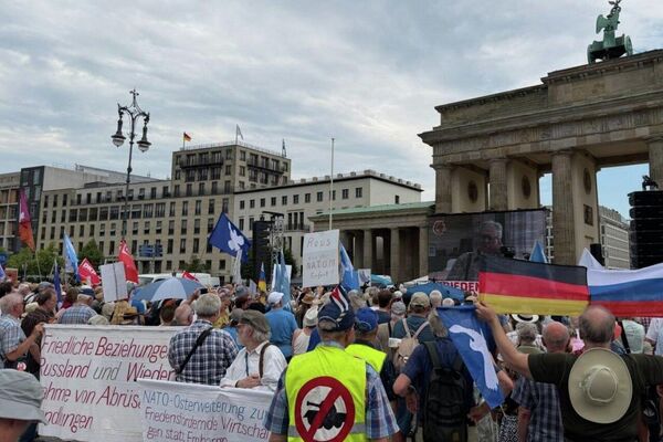 Paix! La Russie n'est pas notre ennemie!: une manifestation se tient à Berlin à l'occasion du 85e anniversaire de l'attaque nazie contre l'URSS Paix! La Russie n'est pas notre ennemie!: une manifestation se tient à Berlin à l'occasion du 85e anniversaire de l'attaque nazie contre l'URSS - Sputnik Afrique