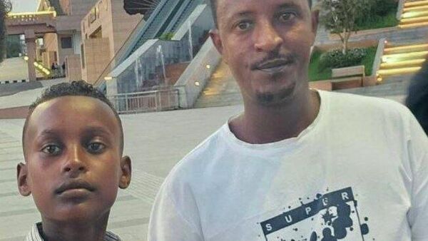 Ethiopian Boy Carries Sick Chicken to Hospital, Opening Doors of Opportunity Through Compassion - Sputnik Africa
