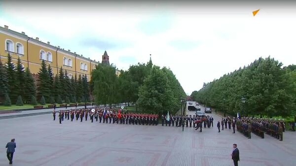 Poutine dépose une gerbe sur la tombe du Soldat inconnu à Moscou - Sputnik Afrique