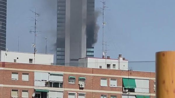 Massive Fire Erupts in Skyscraper in Spain - Sputnik Africa
